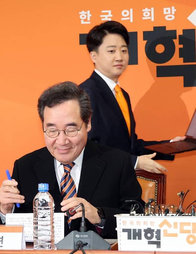 이준석·이낙연 개혁신당 공동대표가 19일 국회에서 열린 최고위원회의에 참석하고 있다. 이준석 공동대표는 개혁신당 당색인 오렌지색 넥타이를 착용했지만, 이낙연 공동대표는 새로운미래 측 당색인 남색과 오렌지색이 사선으로 섞인 줄무늬 넥타이를 매고 나왔다. 연합뉴스