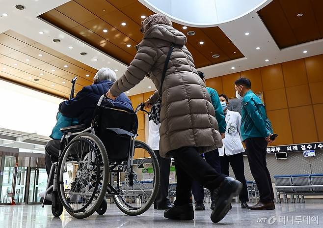 [서울=뉴시스] 김근수 기자 = 보건복지부가 정한 전공의 복귀 시한을 하루 넘긴 1일 오전 서울 강동구 중앙보훈병원에서 한 환자가 병원에서 진료를 받기 위해 대기하고 있다. 2024.03.01. ks@newsis.com /사진=김근수