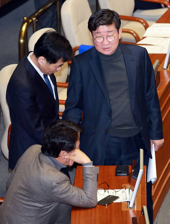 전해철 더불어민주당 의원이 김민기 의원, 안민석 의원과 지난달 29일 열린 국회 본회의에서 대화하고 있다. [연합]