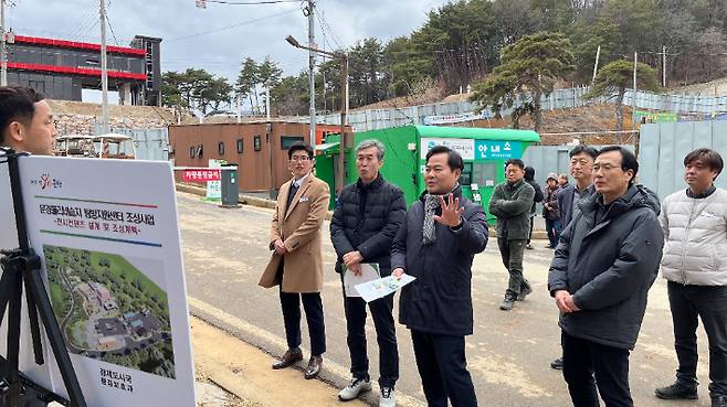 김학홍 경북도 행정부지사가 6일 문경돌리네습지 기반시설을 점검하고 있다. 경북도 제공