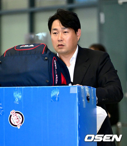 [OSEN=인천공항, 최규한 기자] 프로야구 두산 베어스가 2024 시즌을 준비하는 스프링캠프를 마친 뒤 6일 오후 인천공항을 통해 귀국했다.두산 양의지가 입국장을 나서고 있다. 2024.03.06 / dreamer@osen.co.kr