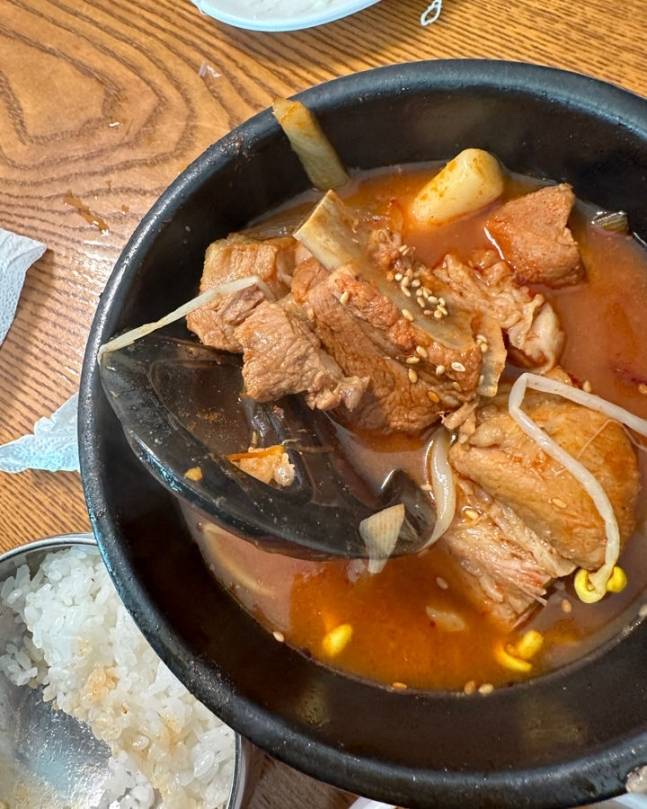 포천 소재 한 갈비찜 식당에서 주문한 메뉴에 배수구 뚜껑이 혼입된 것과 관련해 관할 지자체인 포천시가 조사에 착수했다. 온라인 커뮤니티 갈무리