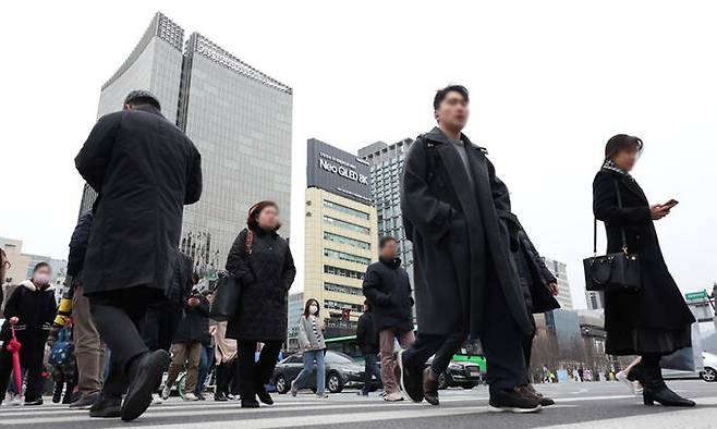 서울 종로구 세종대로 사거리에서 출근길에 오른 시민들이 발걸음을 옮기고 있다. 뉴시스