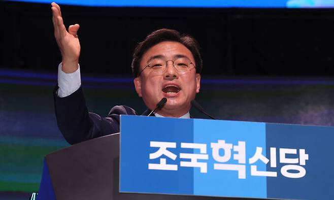 지난 3일 조국혁신당 1호 영입인재 신장식 변호사가 경기 고양시 킨텍스에서 열린 '조국혁신당 창당대회'에서 창당선언문을 낭독하고 있다. 뉴시스