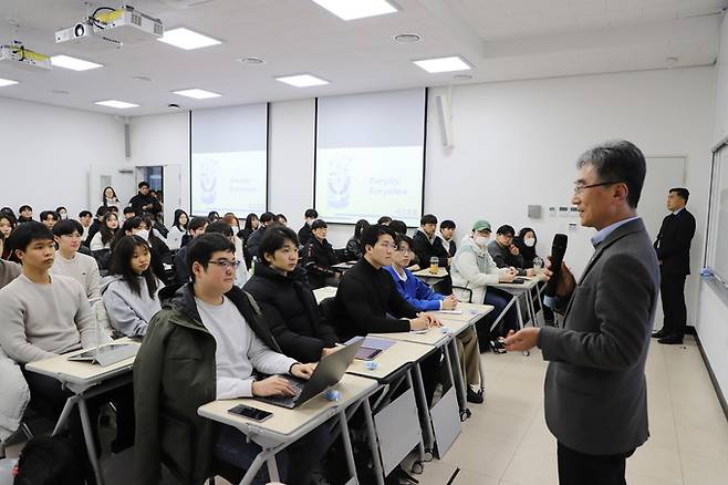 에코프로머티리얼즈 김병훈 대표가 지난 5일 경북대학교에서 열린 2024 에코프로 채용설명회에 참석해 특강을 진행하고 있다. 에코프로 제공