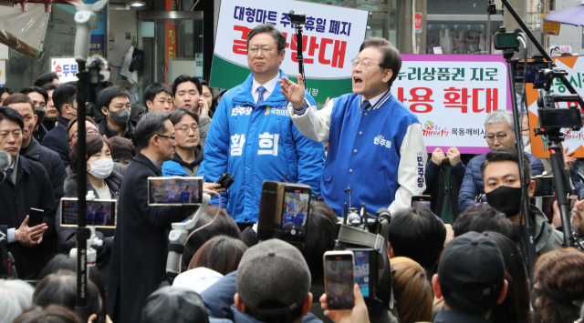 이재명 더불어민주당 대표가 6일 서울 양천구 목동깨비시장을 방문해 황희(서울 양천갑) 의원의 지지 연설을 하고 있다. 오승현 기자