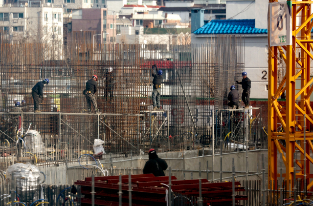 지난달 22일 경기 고양시의 한 오피스텔 공사장에서 근로자들이 작업을 하고 있다. 연합뉴스