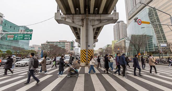 5일 서울 광진구 자양동 건대입구역 지상철 아래로 사람들이 길을 지나고 있다. ⓒ시사저널 최준필
