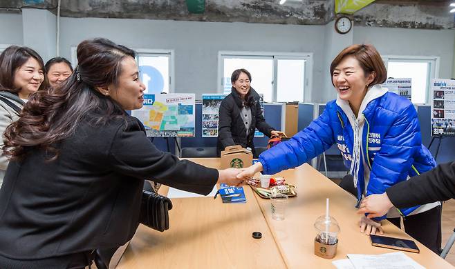 고민정 더불어민주당 서울 광진을 의원이 5일 선거사무소를 찾은 주민들과 이야기하고 있다. ⓒ시사저널 최준필