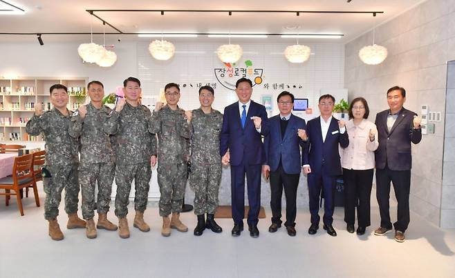 장성군이 지난 5일 상무대 육군기계화학교 내 ‘아머카페’에 ‘장성로컬푸드 안테나숍’을 열었다. 사진제공ㅣ장성군