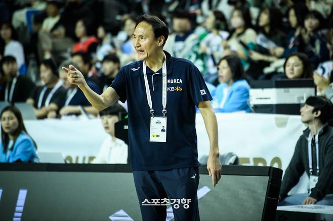 농구대표팀 안준호 감독이 지난달 26일 원주 종합체육관에서 열린 2015 FIBA 아시안게임 A조 예선 태국과의 홈경기에서 선수들에게 지시하고 있다. ｜대한농구협회 제공