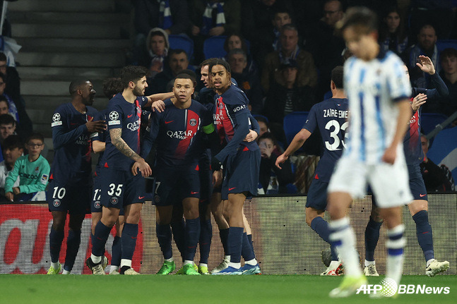 PSG 선수들이 킬리안 음바페의 골을 축하해주고 있다. /AFPBBNews=뉴스1