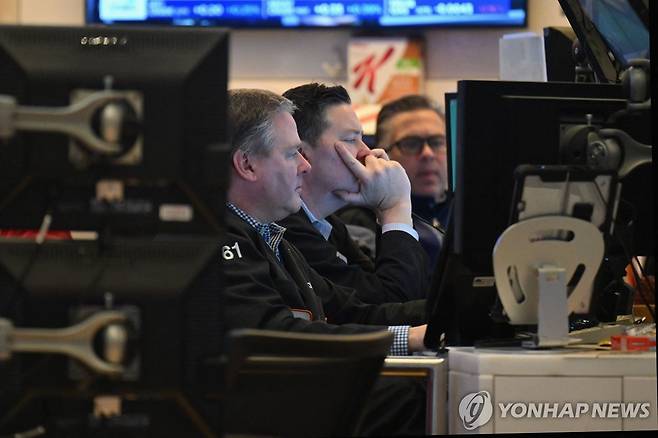 NYSE 입회장에서 일하는 트레이더들의 모습 [연합뉴스 자료사진]