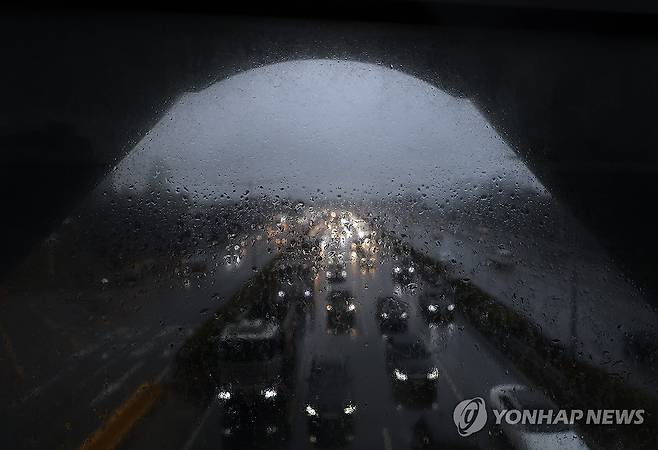 아침 같지 않은 아침 [연합뉴스 자료사진]