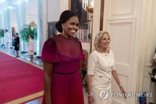 미셸 오바마 여사(왼쪽)와 질 바이든 여사(오른쪽) [EPA=연합뉴스 자료사진. 재판매 및 DB 금지]