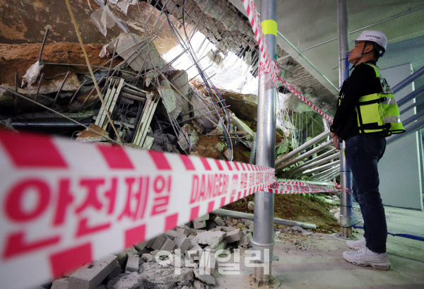 지난해 5월 2일 오후 인천시 서구 검단신도시 GS건설 아파트 신축 공사장에서 국토교통부 사고조사관이 현장 점검을 하고 있다. (사진=연합뉴스)