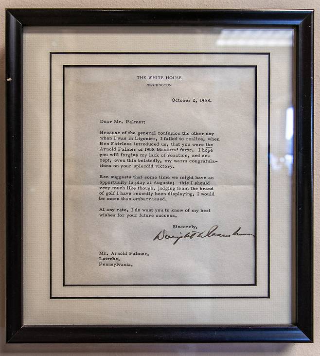 아이젠하워 대통령은 1958년 10월 펜실베이니아주 리고니어에서 아놀드 파머를 소개받았다. 만남 이후 대통령은 파머에게 그해 마스터스에서 우승한 ‘그 아놀드 파머’라는 사실을 깨닫지 못한 것에 대해 사과하는 편지를 보냈다. 이후 두 사람은 수년에 걸쳐 좋은 친구가 되었다. (사진=PGA투어)