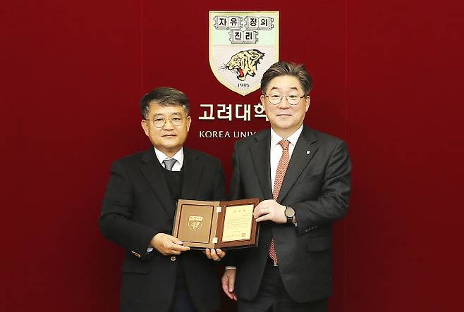 황종익 교우(왼쪽)와 김동원 총장.