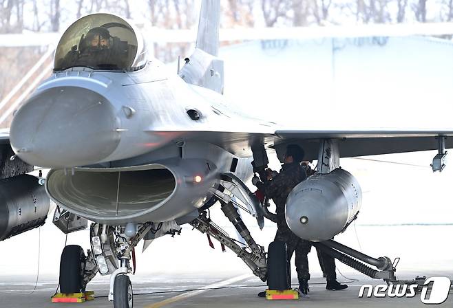 지난 5일 공군 39비 전투태세 훈련 중 159비행대대 조종사와 159정비대대 정비중대원이 긴급귀환과 재출동 훈련을 하고 있다.(공군 39비 제공)2024.3.7/뉴스1