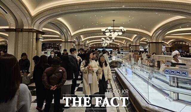 지난 25일 오후 4시 경 신세계백화점 강남점 지하 1층 '스위트 파크'를 방문한 고객들이 공간을 둘러보고 있는 가운데 강남구 유명 케이크 가게 '쇼토' 매대가 완판돼 비어있다. /우지수 기자