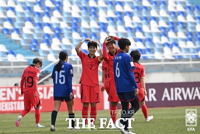 한국여자축구 U-20 대표팀이 6일 아시안컵 2차전에서 대만에 6-0 승리를 거뒀다. 사진은 선제골 기록 후 세리머니를 펼치고 있는 전유경(왼쪽)과 박제아./타슈켄트=KFA