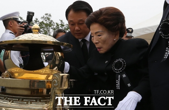 윤석열 대통령은 7일 고 김영삼 전 대통령 부인 손명순 여사의 별세에 애도를 표했다. 고 손명순 여사 생전 모습. /더팩트 DB