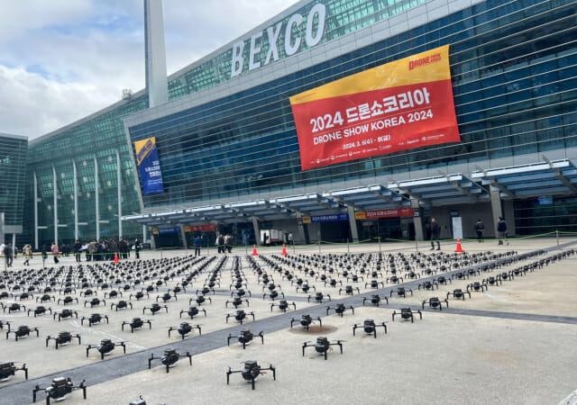 파블로항공이 6일 부산 벡스코 앞에서 불꽃드론쇼를 진행하기 위해 '파이어버드' 500대를 설치했다. (사진=지디넷코리아 신영빈 기자)