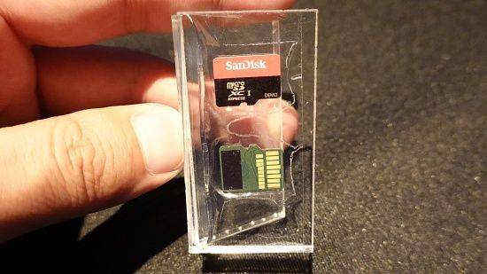 웨스턴디지털이 2019년 시연한 SD 익스프레스 마이크로SD카드 시제품. (사진=지디넷코리아)