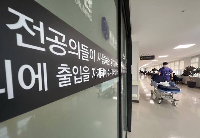 9천명에 달하는 전공의가 근무지를 이탈한 것으로 집계됐다. 정부는 5일부터 이들에게 면허 정지 등 행정처분을 위한 사전통지서를 발송할 예정이다. [사진출처=연합뉴스]