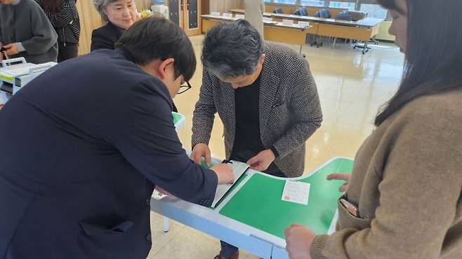 7일 전북선관위는 장애인 유권자 참정권 보장 정책간담회를 열고, 제22대 국회의원선거에서 사용될 점자형 투표 보조 용구, 특수형 기표용구, QR코드를 활용한 '이해하기 쉬운 선거공보' 등을 소개했다.[사진 제공=전북선관위]