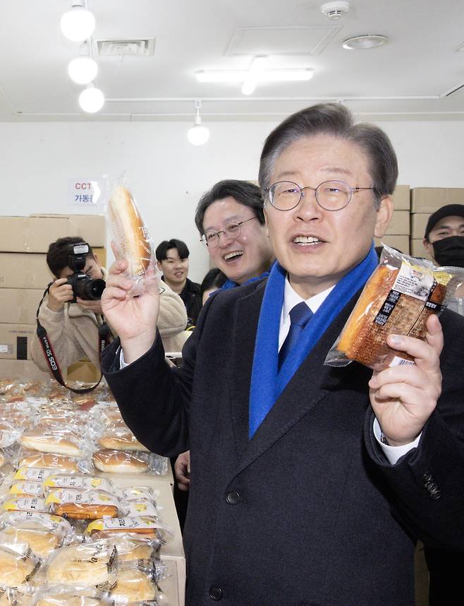 이재명 더불어민주당 대표가 5일 오후 서울 영등포 뉴타운 지하쇼핑몰을 찾아 빵을 구매하고 있다. /뉴스1