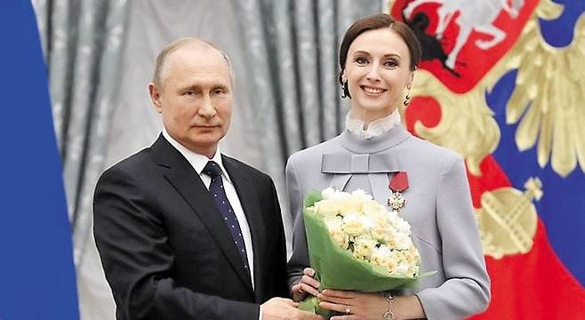 2019년 4월 모스크바 크렘린에서 푸틴 대통령에게 '조국 공헌 훈장'을 받고 있는 자하로바. /타스 연합뉴스