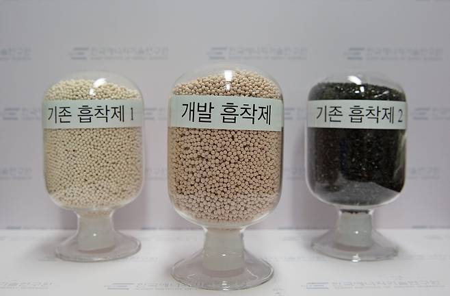 한국에너지기술연구원(에너지연) 연구진이 개발한 고성능 이산화탄소 흡착제./에너지연