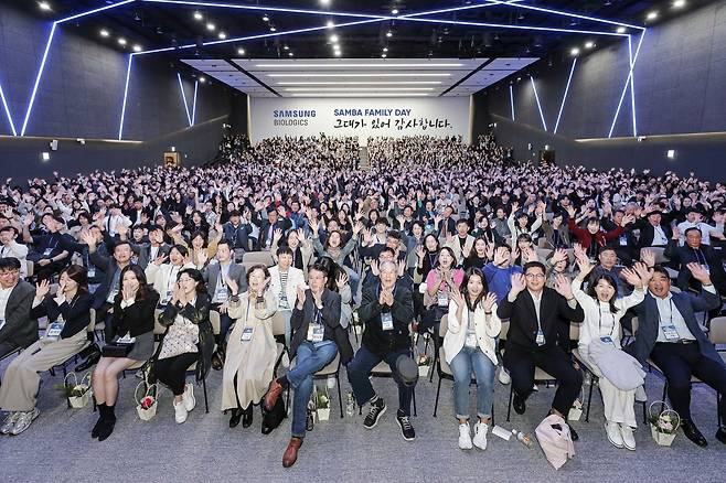 삼성바이오로직스가 지난 2023년 12월 21일 인천 송도 본사에서 개최한 임직원의 부모와 함께하는 ‘부모 초청 행사’ 모습. /삼성바이오로직스