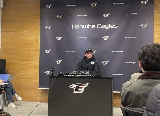 최원호 한화이글스 감독이 7일 대전 한화생명이글스파크에서 열린 구단 자체 청백전이 끝난 뒤 인터뷰를 하고 있다. 진나연 기자