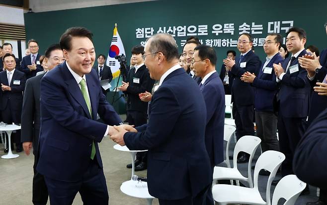 윤석열 대통령이 4일 대구 북구 경북대에서 ‘첨단 신산업으로 우뚝 솟는 대구’를 주제로 열린 16번째 민생토론회에 입장하며 
참석자들과 인사하고 있다. 윤 대통령은 “혁명적 변화가 일어날 수 있도록 정부가 과감한 지원을 펼치겠다”고 했다. 대구=뉴시스