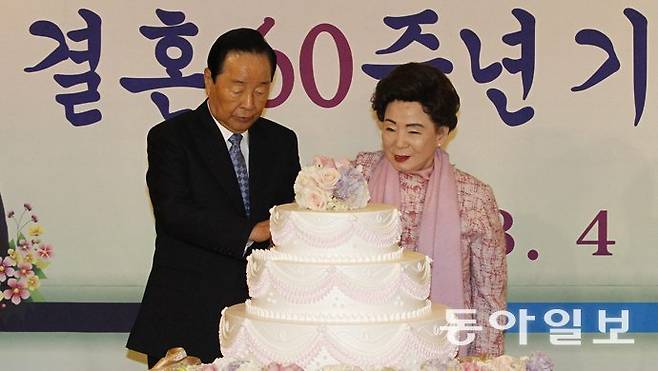 2011년 3월 4일 김영삼 전 대통령과 손명순 여사 부부의 결혼 60주년 회혼식이 서울 중구 소공동 롯데호텔에서 열렸다. 동아일보 DB