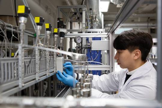 한국에너지기술연구원 연구자가 블루수소 생산을 위한 이산화탄소 포집 비용을 절반 가량 절감할 수 있는 새로운 흡착제 소재와 공정기술을 개발하고 기술 테스트를 하고 있다. 



에기연 제공