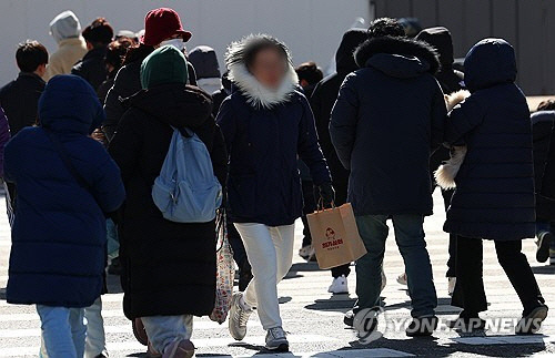 아침 기온이 영하권을 기록하는 등 꽃샘추위가 기승을 부린 지난 1일 오전 서울 서대문구 독립문 인근 횡단보도에서 시민들이 두꺼운 패딩을 입은 채 길을 지나고 있다. [연합뉴스]