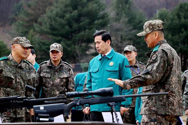 김선호 국방부 차관이 7일 육군 75보병사단 동원훈련장을 방문해 박동국 75보병사단장 및 전성대 동원전력사령관과 신규 전력화 장비를 확인하고 있다. 사진=국방부 제공