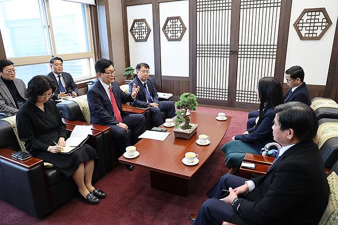 관세청은 지난달 29일 찌릉 보톰랑세이 주한 캄보디아 대사와의 고위급 면담을 통해 캄보디아발 마약밀수에 대한 정보 공유 등을 요청했다. (사진=관세청)