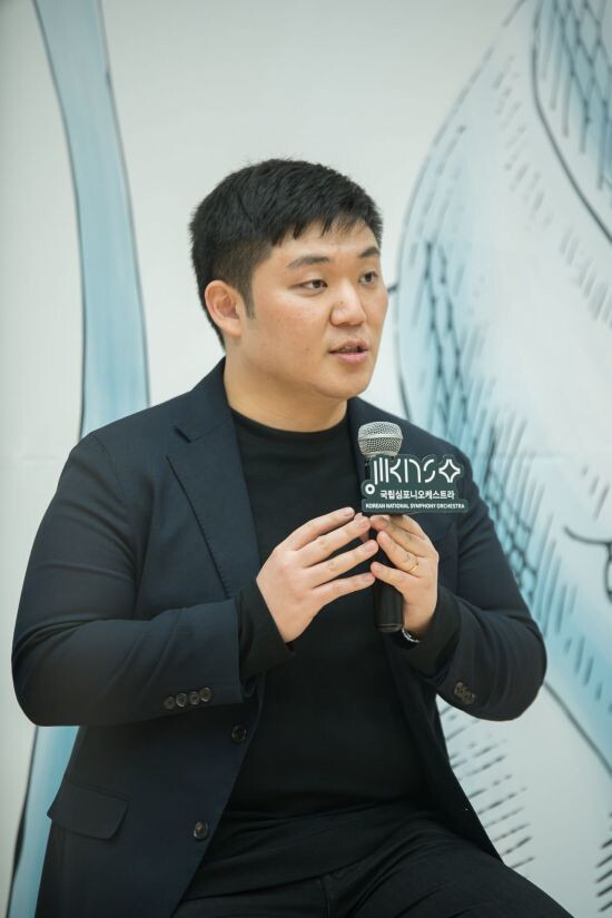 지난해 ‘카라얀 젊은 지휘자상’을 받은 윤한결이 지난 4일 서울 예술의전당에서 기자들과 만났다. 국립심포니 제공