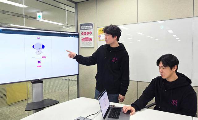 박지웅(왼쪽) LG유플러스 AI기술담당 음성기술팀장과 이동현 선임이 AI '익시'를 기반으로 개발한 '화자 음성인식' 기능을 시연하고 있다. LG유플러스 제공