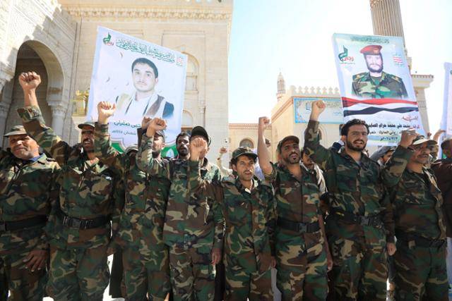 친(親)이란 성향의 예멘 반군 후티 대원들이 지난 5일 예멘 수도 사나에서 대원들의 장례식에 참가해 전투 의지를 다지고 있다. 사나=EPA 연합뉴스