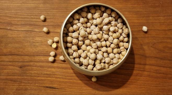 병아리콩은 혈당 반응을 개선하고 뼈를 건강하게 하는 등의 효능이 있지만 과다 섭취하면 복부 팽만 등을 유발할 수 있어 주의해야 한다./사진=정준엽 인턴기자