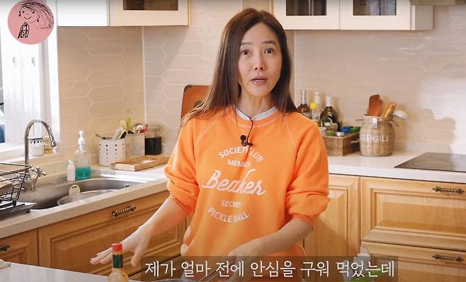 가수 강수지(56)가 건강을 위해 고기를 삶아 먹는다고 밝혔다./사진=유튜브 채널 ‘강수지tv살며사랑하며배우며’ 캡처