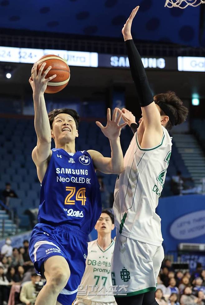 2023-2024 프로농구 서울삼성와 원주DB의 경기가 7일 오후 서울 잠실실내체육관에서 열렸다. 신동혁이 강상재의 수비를 피해 슛을 하고 있다. 잠실=김민규 기자 mgkim1@edaily.co.kr /2024.03.07/