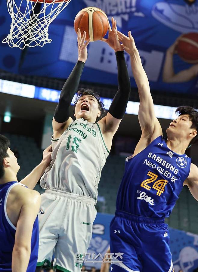 2023-2024 프로농구 서울삼성와 원주DB의 경기가 7일 오후 서울 잠실실내체육관에서 열렸다. 김종규가 신동혁의 파울 속에 슛을 하고 있다. 잠실=김민규 기자 mgkim1@edaily.co.kr /2024.03.07/