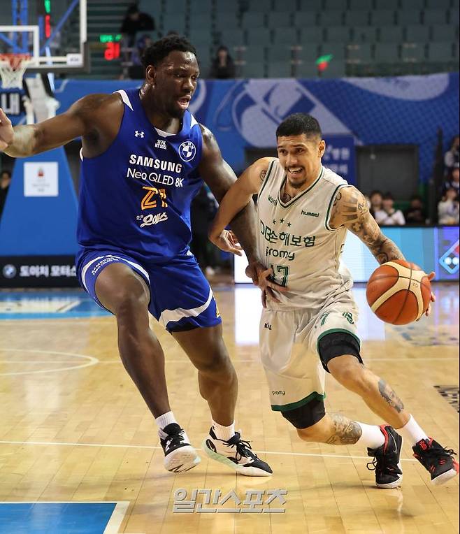 2023-2024 프로농구 서울삼성와 원주DB의 경기가 7일 오후 서울 잠실실내체육관에서 열렸다. 알바노가 코번의 마크를 뿌리치고 드리블을 하고 있다. 잠실=김민규 기자 mgkim1@edaily.co.kr /2024.03.07/