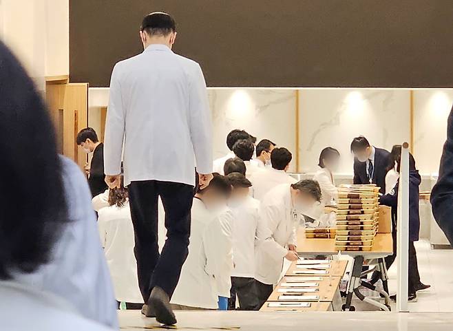 전공의 집단 사직 사태 16일째를 맞는 6일 서울대학교병원에서 교수들이 교수협의회에 참석하고 있다. 사진=연합뉴스